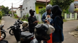 Kegiatan membagikan masker dan hand sanitizer kepada para pengemudi ojek setelah sosialisasi  (Dokpri)