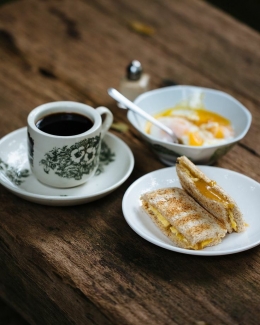 Kopi, Kaya Toast & Telur Rebus Sumber : Pinterest.com