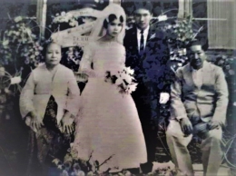 ket. dihari pernikahan didampingi papa dan mama saya/dokumentasi pribadi 2 januari 1965
