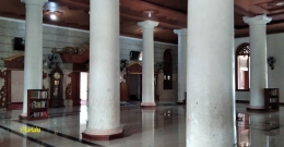 Tiang-tiang Besar di Dalam Ruang Masjid | @kaekaha