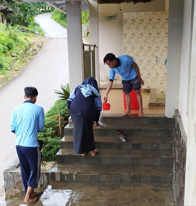 Kegiatan Bersih-bersih masjid Mahasiswa KKN MIT DR Kelompok 41 UIN WALISONGO SEMARANG di Dusun Ngijo Desa Purwogondo Kecamatan Boja Kabupaten Kendal (Dokpri)