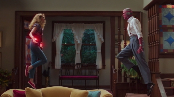 Perdebatan Wanda dan Vision hampir menimbulkan peperangan di ruang tamu. Sumber foto: Screencapture Disney+