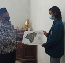 Penyerahan Peta Desa kepada Petinggi Desa Mangunan (dokpri)