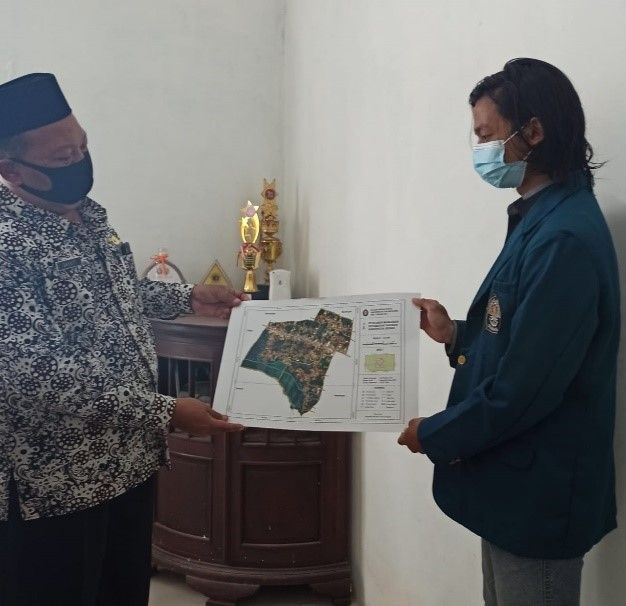 Penyerahan Peta Desa kepada Petinggi Desa Mangunan (dokpri)