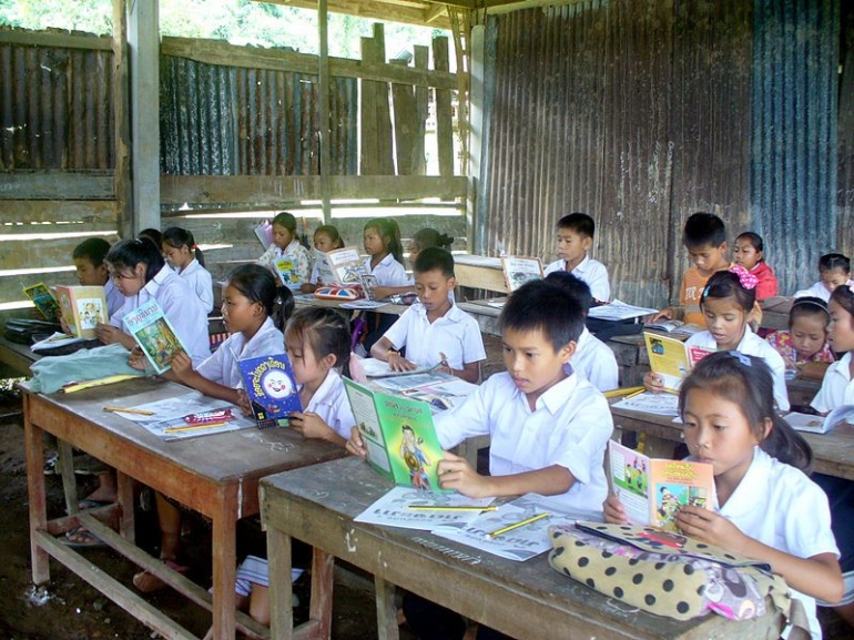 Ilustrasi kegiatan membaca senyap di salah satu sekolah di Laos | Sumber: Wikipedia/ BigBrotherMouse