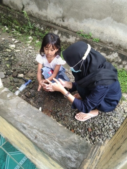 Mahasiwa KKN UPGRIS sedang mengajarkan cara cuci tangan yang benar (dokpri)
