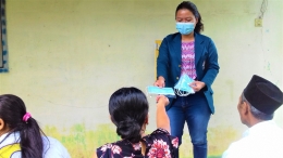 Mahasiswi KKN Undip Membagikan Masker kepada Warga Desa Jatijajar