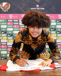 Bagus menandatangani 'seragam tempur' FC Utrecht. Gambar: Twitter/fcutrecht