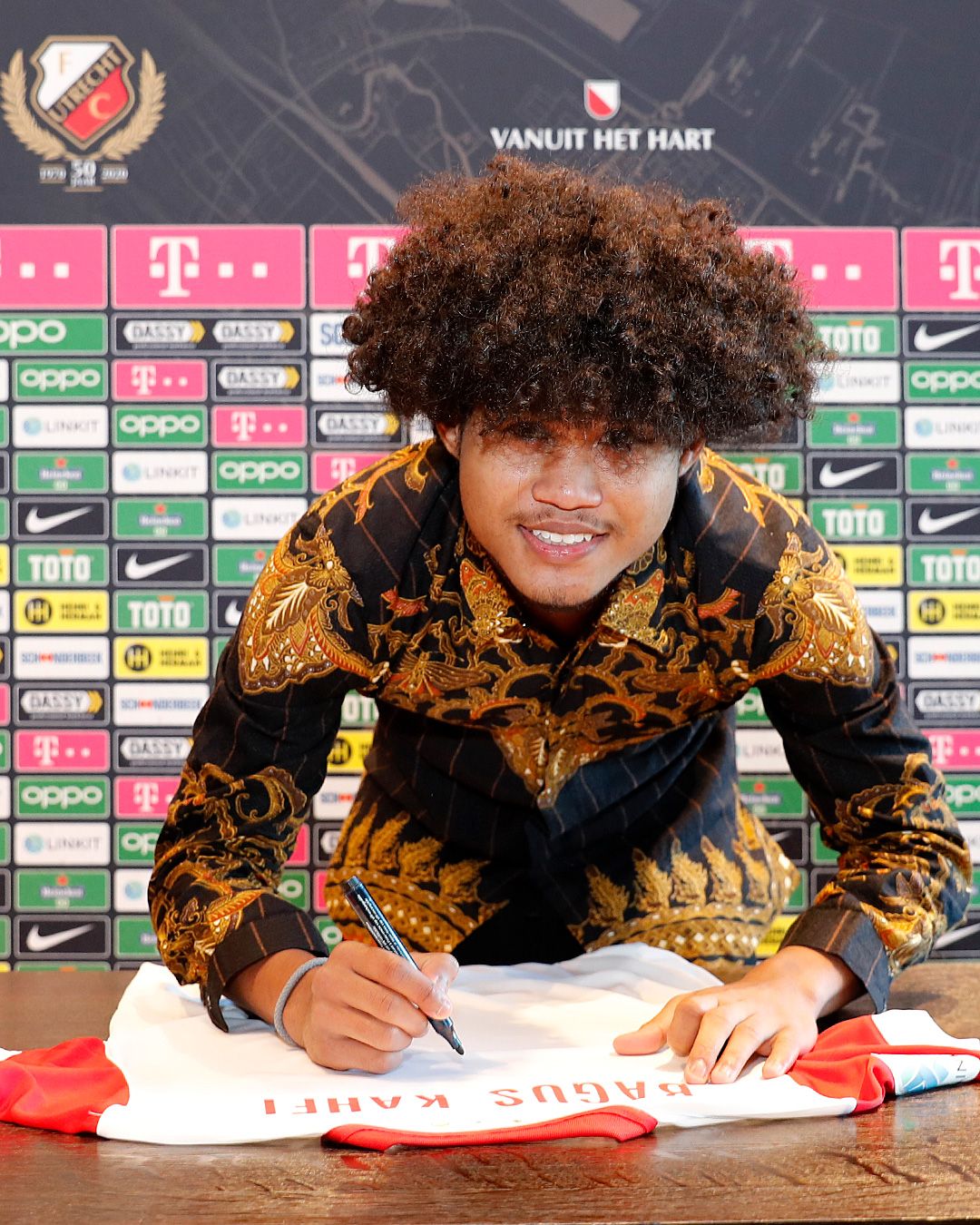 Bagus menandatangani 'seragam tempur' FC Utrecht. Gambar: Twitter/fcutrecht