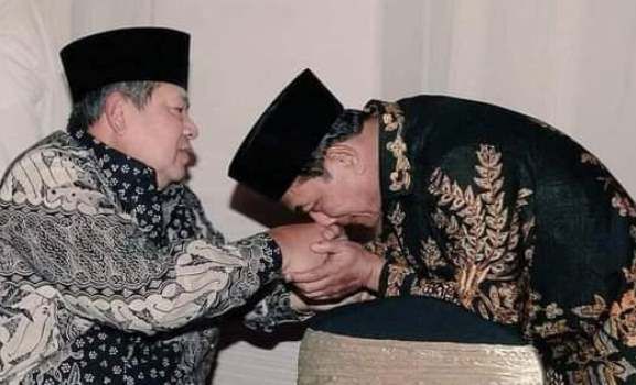 Moeldoko mencium tangan SBY (Foto WAG Fordista Studies)