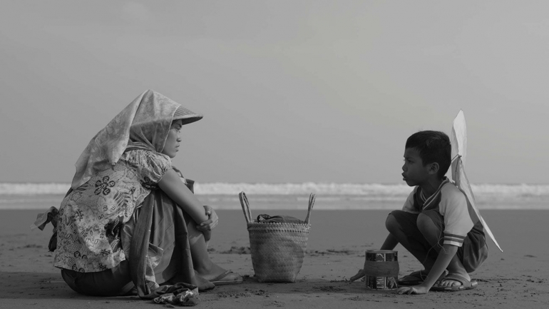 Siti dan anaknya di pantai (sumber: Hollywood Reporter)