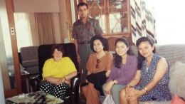 Dokumentasi pribadi | Aku, Gift, Carol dan orang tua Gift yang datang dari Bangkok