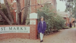 Dokumentasi pribadi | Aku dengan latar belakang kaampusku, St Mark International College, Perth WA
