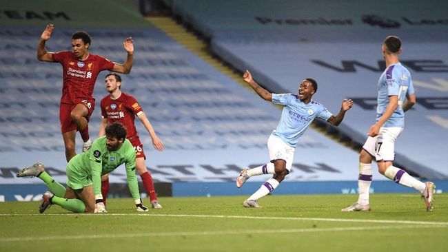 Aksi Raheem Sterling di depan gawang Liverpool yang dikawal Alisson Becker (Foto AP/Laurence Griffiths) 