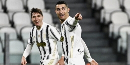 Cristiano Ronaldo makukan selebrasi bersama Federico Chiesa setelah mencetak gol ke gawang AS Roma. (via bola.net)