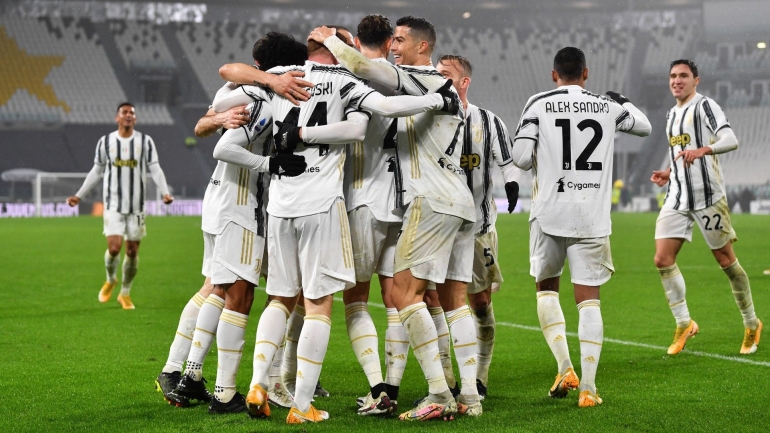 Para pemain Juventus merayakan kemenangan atas AS Roma. (via goal.com)
