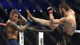 The Eagle Khabib melayangkan kaki ke The Diamond Poirier (Foto: cnnindonesia.com)