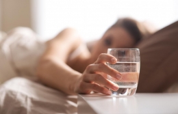 Ilustrasi Yang Salah dan Benar Mengenai Minum Air Putih Sebelum Tidur (sumber: medicalnewstoday.com)