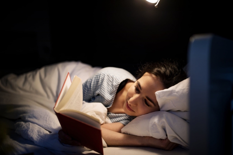 Ilustrasi Yang Salah dan Benar Mengenai Baca Buku Sebelum Tidur (sumber: popsugar.com)
