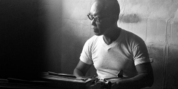 Pramoedya Ananta Toer, sastrawan yang dipenjara di Pulau Buru sekitar tahun 1977, menyelesaikan karya-karyanya dengan sebuah mesin tik tua. (KOMPAS/SINDHUNATA)