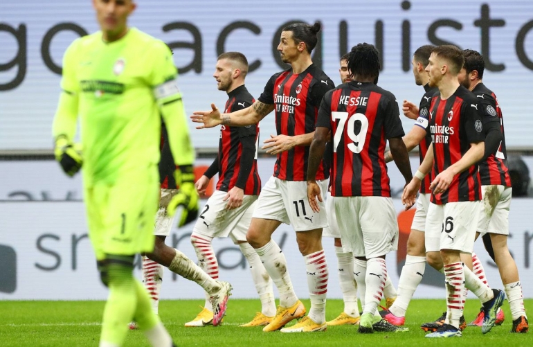Para pemain AC Milan melakukan selebrasi setelah menbobol gawang Crotone. (via sempremilan.com)