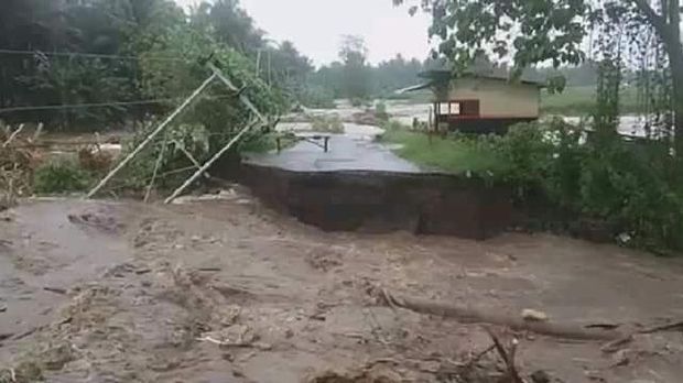 foto: Jalan utama yang menghubungkan Kecamatan Loloda Utara dan Galela Utara di Kabupaten Halmahera Utara, Maluku Utara, ambruk diterjang banjir bandang, Sabtu (16/1). cnnindonesia.com