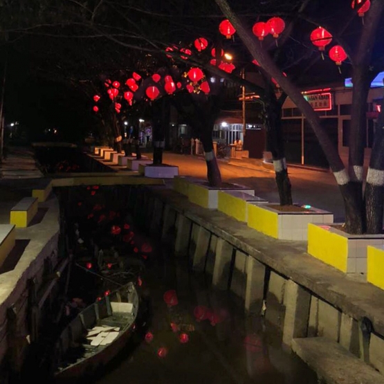 Lampion yang digantung di tepi sungai Jalan Selat Sumba | Foto milik pribadi diambil pada 7/02/2021