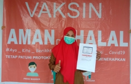 foto : Kepala Puskesmas Patlean, ibu Nurhan Djafar sesaat setelah mendapat suntikan vaksin (dokpri).