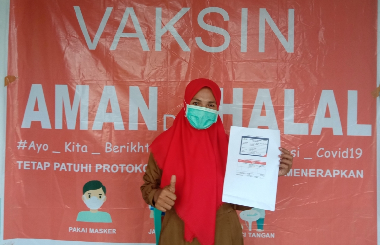 foto : Kepala Puskesmas Patlean, ibu Nurhan Djafar sesaat setelah mendapat suntikan vaksin (dokpri).