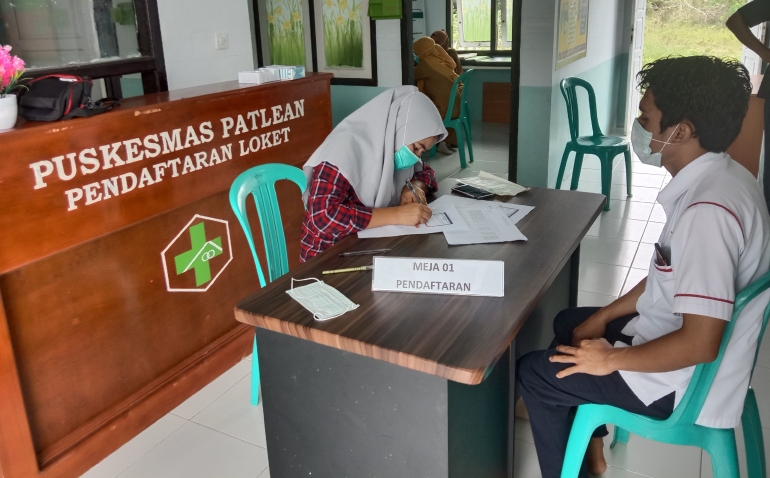 Foto : Pendaftaran di meja pertama untuk vaksinasi (dokpri).