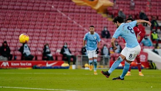 Gundogan gagal mengeksekusi penalti pada babak pertama (Foto: Mancity.com)