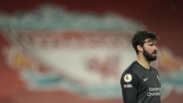 Kiper Liverpool, Alisson, sedang menangisi blundernya (Foto: AF/Joe Super)