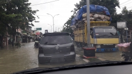 Air banjir yang melimpah, bisa dipastikan air masuk di mobil depan itu. | Foto: Wahyu Sapta.