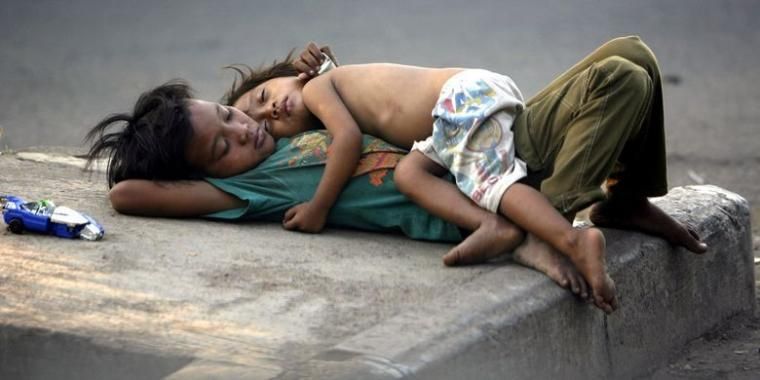 Dua anak jalanan tertidur pulas di trotoar perempatan Jalan Gelora, Jakarta. Foto yang diabadikan oleh fotografer Kompas Alif Ichwan ini menjadi foto yang ditampilkan di pameran foto Unpublished di Bentara Budaya Jakarta, 6-12 Februari 2017.(KOMPAS / ALIF ICHWAN)