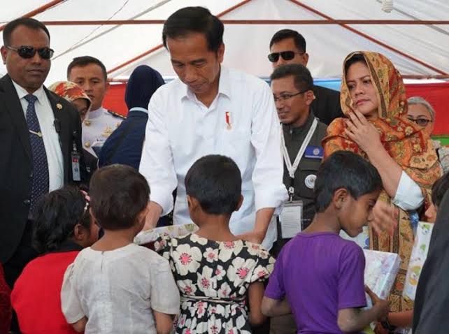 Jokowi berinteraksi dengan pengungsi Rohingya (m.lampost.co)