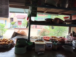 Warung Bulek Pur menjual nasi, gorengan dan juga kopi/dokpri