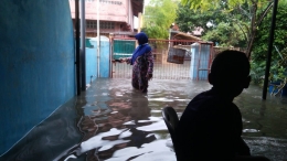 Banjir di daerah Tlogosari Semarang Timur hari Sabtu 6 Februari 2021. Tinggi sedengkul orang dewasa. Foto kiriman dari Mas Iswan Heri.