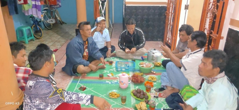 Anggota Bestim saat pertemuan di rumah Um Endang, Sawojajar. Foto: um tarwid