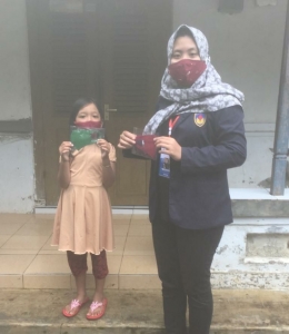 Mahasiswa KKN UPGRIS membagikan masker kepada anak-anak di Lingkungan RT 13 RW 05 Kelurahan Peguyangan Jum'at (5/2/21). (dokpri)