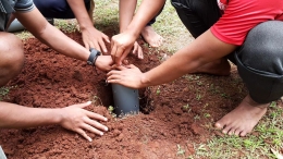 Mahasiswa KKN MIT DR Manfaatkan Paralon Bekas Sebagai Media Alternatif Penyubur Tanah
