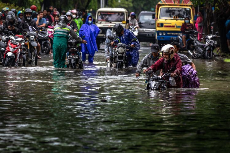 Banjir menghalangi sirkulasi transportasi. Foto: kompas.com.