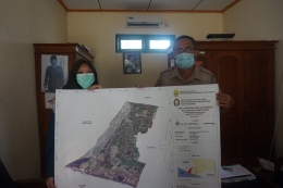 Penyerahan peta sebaran bak air pada Kasi Kesejahteraan Desa Poncosari