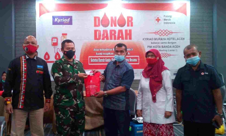 Kepala PMI kota Banda Aceh Qamaruzzaman Haqni Menyerahkan Bingkisan untuk Kapoksahli Pangdam Iskandar Muda Brigjen TNI Bambang Indrayanto (Doc Rachmad Yuliadi Nasir-Istimewa)