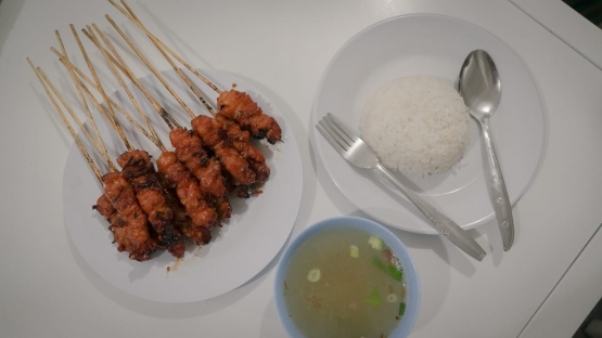 Tampilan dari sate merah khas Sate Ratu, bersama dengan nasi putih hangat dan kuah kaldu | Dok.pribadi/ Thomas Panji