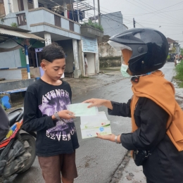 Mahasiswa PMM UMM Kelompok 55 Gelombang 13 Melaksanakan Razia Masker di Desa Ngenep