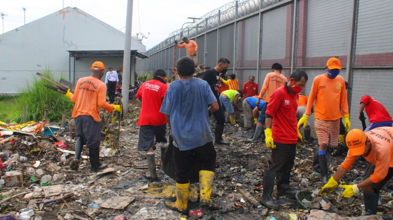 21 orang Pasukan Merah Putih Narapidana bekerja bakti mengangkut sampah /dok.lapas