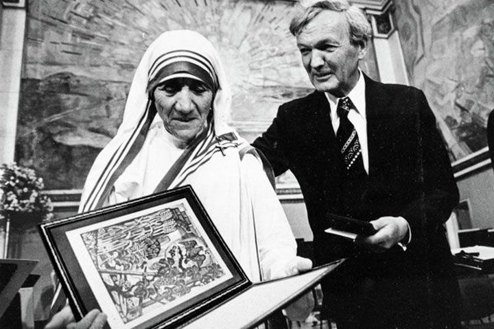 17 Oktober 1979 Bunda Teresa menerima penghargaan Nobel perdamaian (Sumber: mediaindonesia.com) 