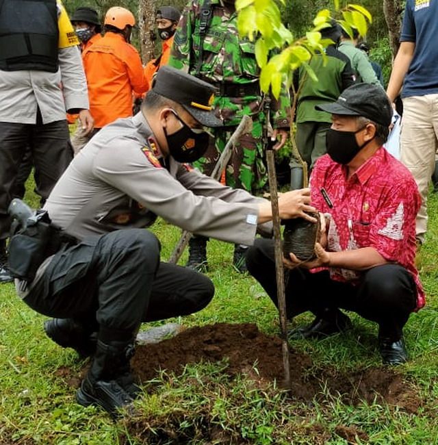 Penanaman pohon salam, beringin, dan puspa (dok,. KPA Pinoes).