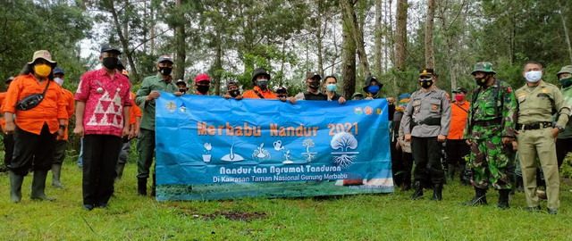 Keterlbatan masyarakat lokal dalam kegiatan berikut dengan Muspika Kecamatan (dok. KPA Pinoes).