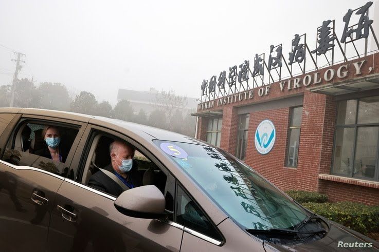 Peter Daszak dan Thea Fischer, anggota tim Organisasi Kesehatan Dunia yang bertugas menyelidiki asal-usul penyakit virus korona, duduk di dalam mobil yang tiba di Institut Virologi Wuhan di & nbsp; Wuhan, China, 3 Februari 2021.Foto : VOA